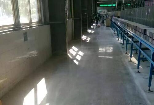 裝甲地坪地坪和環(huán)氧地坪差別有多大？十堰固化拋光裝甲地坪如何施工？