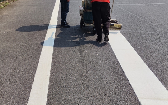 道路劃線(xiàn)施工有哪些注意要點(diǎn)?十堰恐龍化工來(lái)支招